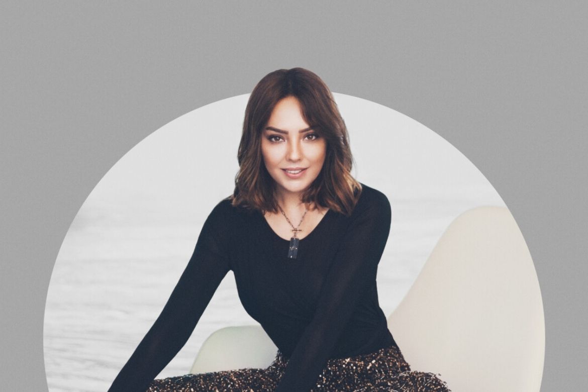 Ebru Gündeş'e ait bir stüdyo fotoğrafı