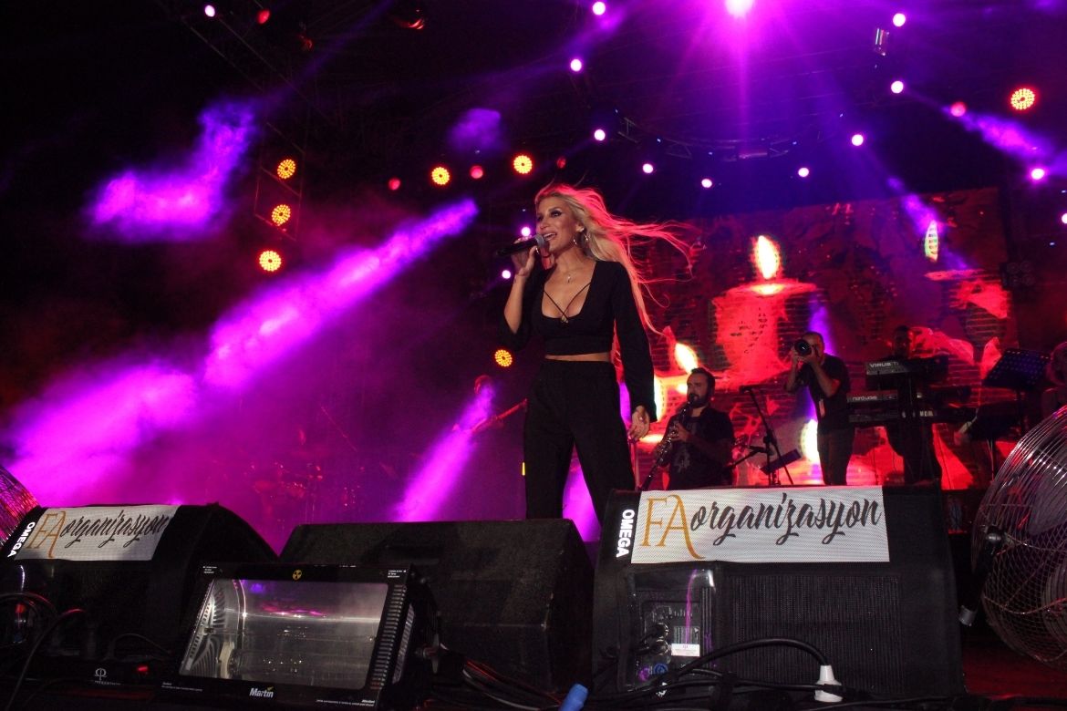 İrem Derici, festival organizasyonu kapsamında sevenleriyle bir aradaydı